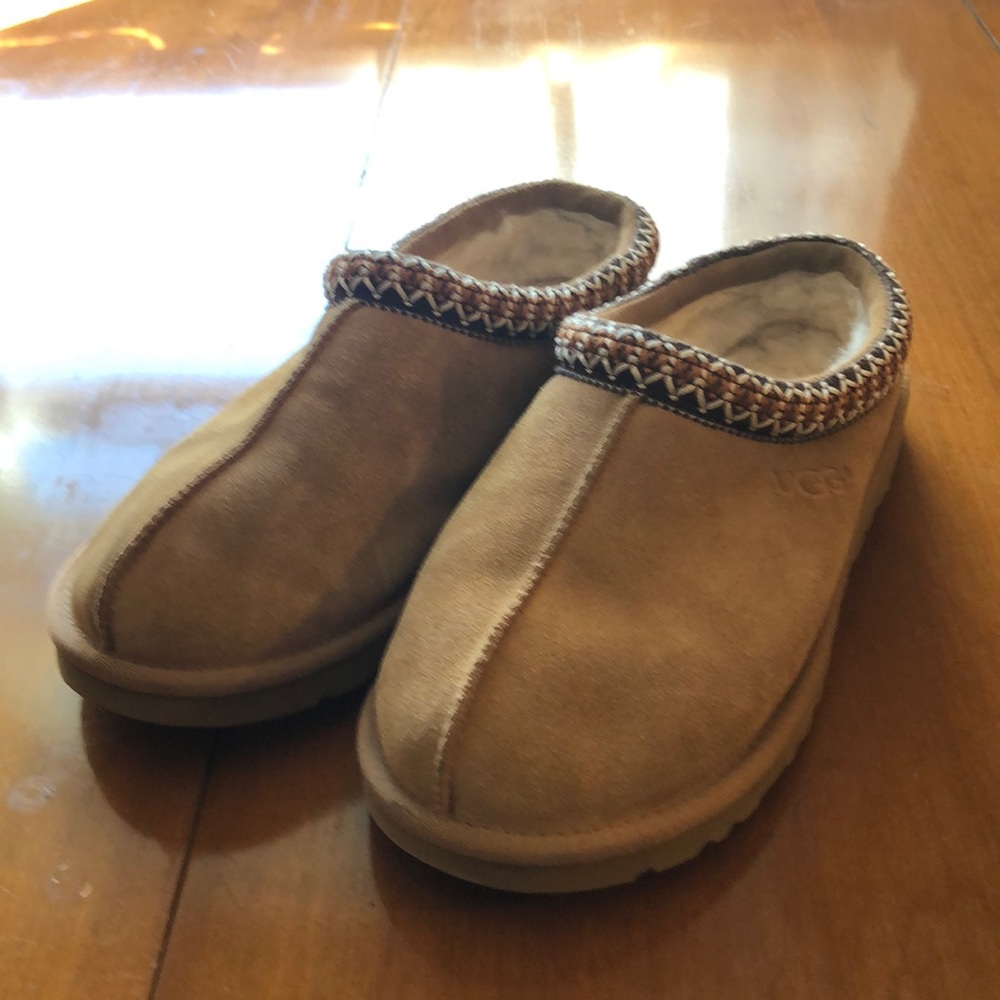 Ugh clogs- like new!